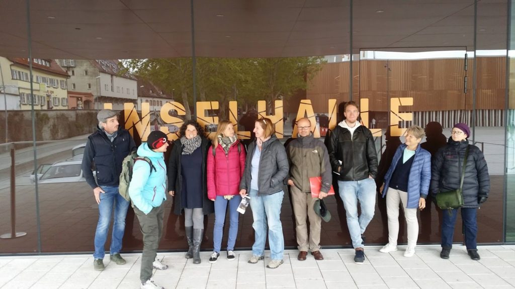 Gruppenphoto des Organisationsteams Mitmach-Konferenz 2019 vor dem Veranstaltungsort Inselhalle Lindau